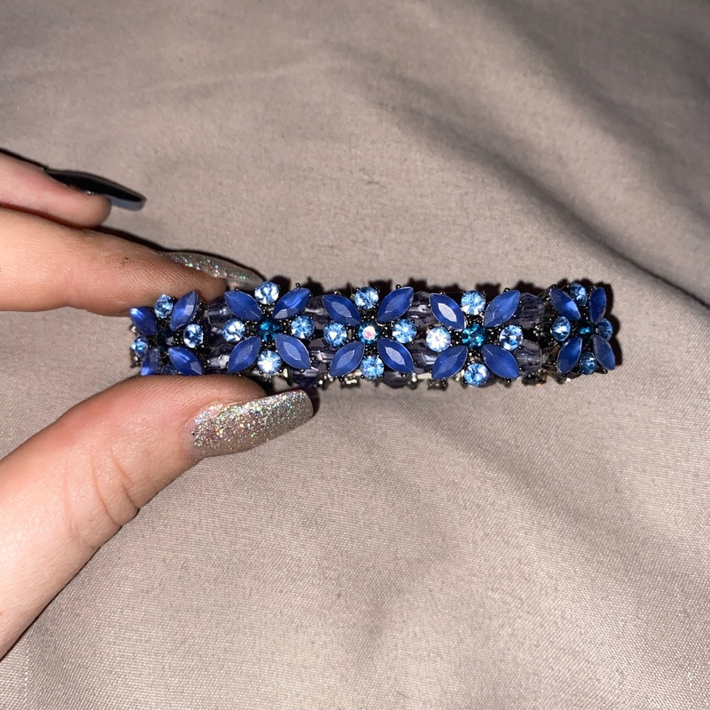 Stretchy blue gem bracelet